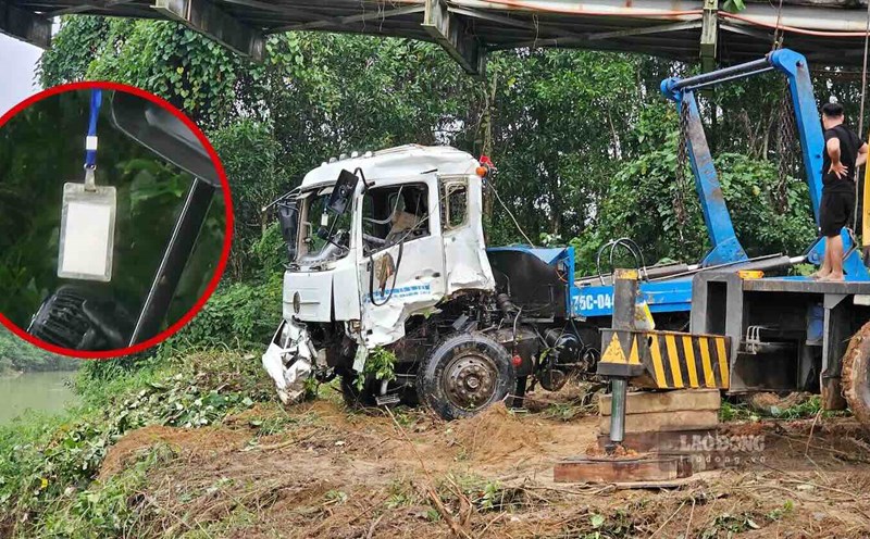 A nameplate is still hanging in the cabin of the car that crashed into Binh Thanh bridge. Photo: Nguyen Luan.
