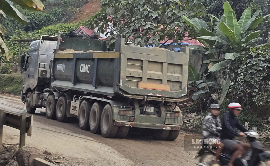 Xe trong tai lon cho cat vuong vai, chay ram ro tren duong tiem an nguy co mat an toan giao thong. Anh: Bao Nguyen