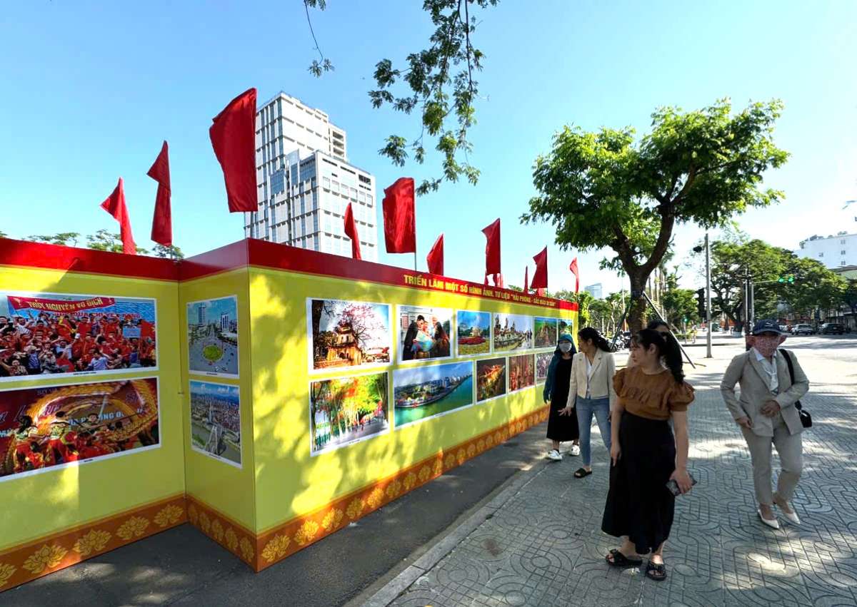 People visit the photo exhibition "Cultural Heritage of Hai Phong City". Photo: Hai Phong City Portal