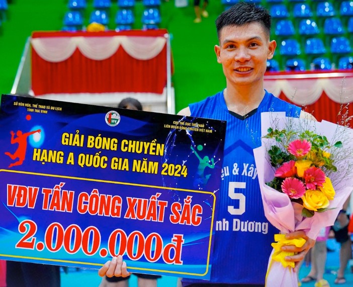 Chu cong Tran Dinh Quy khoac ao doi nam Long An o giai doan 2 giai bong chuyen vo dich quoc gia 2024. Anh: Bong chuyen Viet Nam