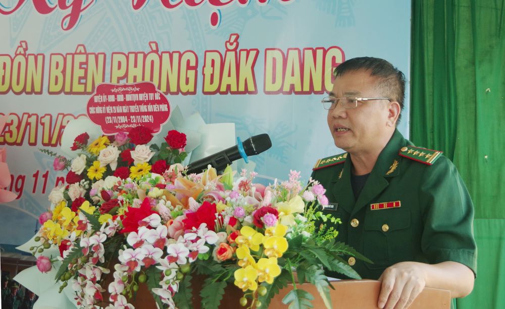 Dai ta Bui Duc Chinh, Pho Chinh uy BDBP tinh Dak Nong, ghi nhan, bieu duong nhung thanh tich ma Don Bien phong Dak Dang dat duoc. Anh: Van Hoan