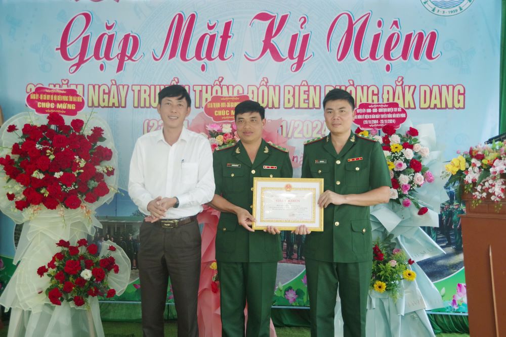 Dak Dang Border Guard Station was commended and awarded a Certificate of Merit for completing its mission excellently. Photo: Van Hoan