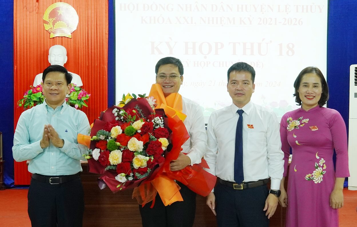 Mr. Nguyen Dinh Hoa was elected Chairman of Le Thuy District People's Committee. Photo: H. Ha