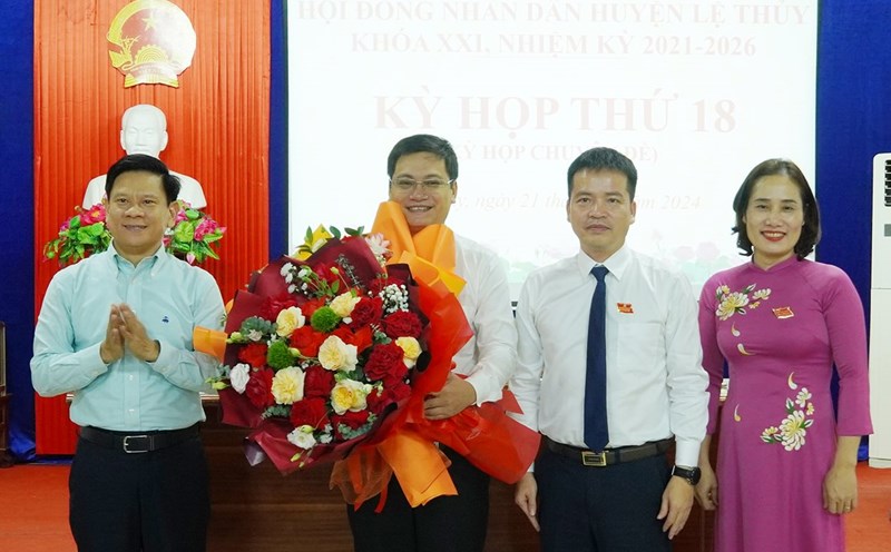 Mr. Nguyen Dinh Hoa was elected Chairman of Le Thuy District People's Committee. Photo: H. Ha