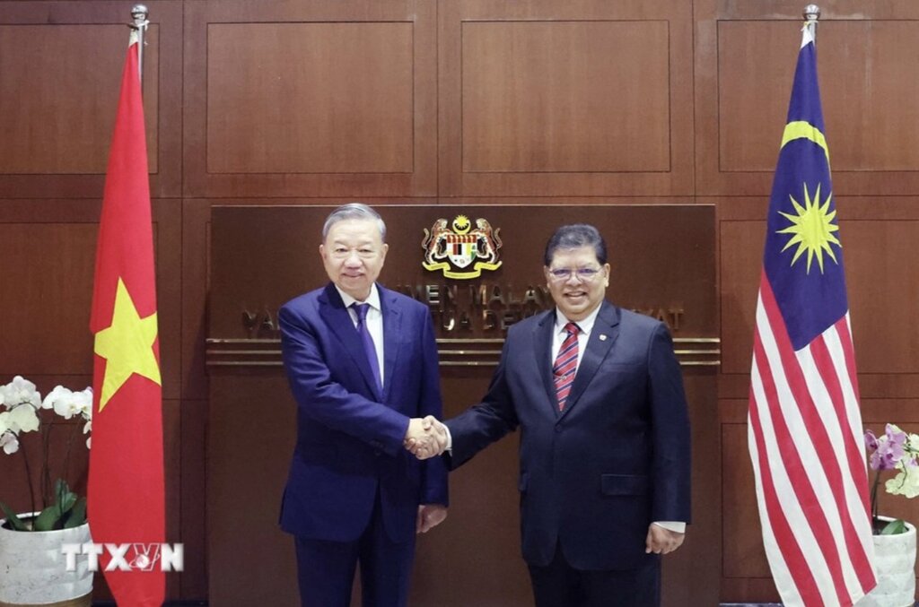 General Secretary To Lam and Speaker of the Malaysian House of Representatives Tan Sri Dato' Johari Bin Abdul. Photo: VNA