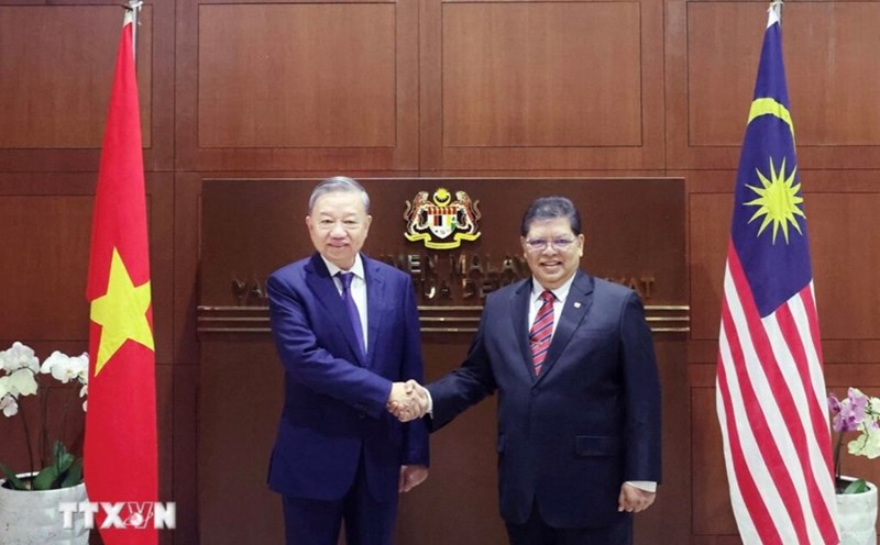 General Secretary To Lam and Speaker of the Malaysian House of Representatives Tan Sri Dato' Johari Bin Abdul. Photo: VNA