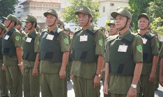 Công dân Việt Nam từ đủ 18 tuổi đến đủ 70 tuổi thì được tham gia lực lượng bảo vệ an ninh, trật tự ở cơ sở. Trường hợp trên 70 tuổi mà bảo đảm sức khỏe thì Chủ tịch Ủy ban nhân cấp xã xem xét, quyết định trên cơ sở đề nghị của Công an cấp xã. Ảnh: Minh Quân