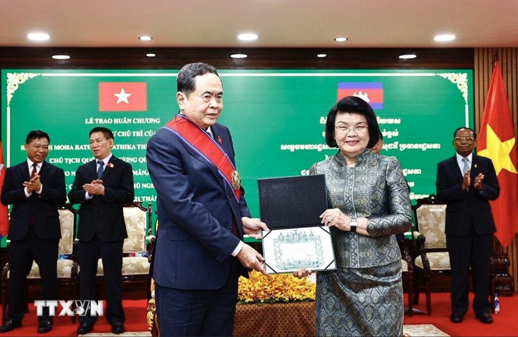 President of the Cambodian National Assembly Samdech Khuon Sudary awarded the Grand Cross of the Order of Merit of the State of Cambodia to President of the National Assembly Tran Thanh Man. Photo: VNA