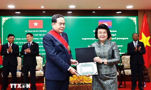 Chủ tịch Quốc hội Campuchia Samdech Khuon Sudary đã trao Huân chương Công trạng hạng Đại Thập tự của Nhà nước Campuchia tặng Chủ tịch Quốc hội Trần Thanh Mẫn. Ảnh: TTXVN