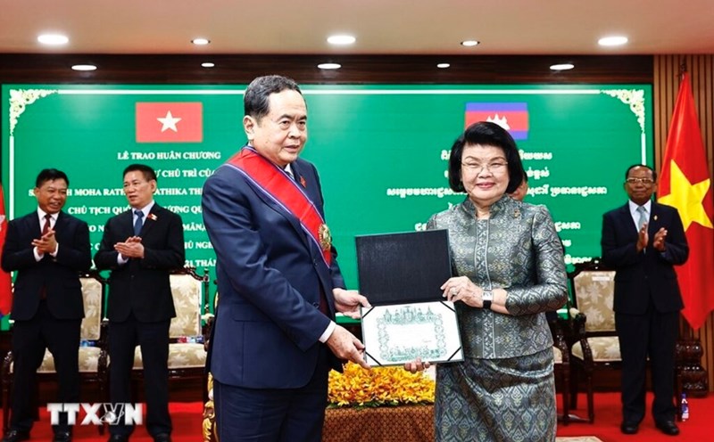 President of the Cambodian National Assembly Samdech Khuon Sudary awarded the Grand Cross of the Order of Merit of the State of Cambodia to President of the National Assembly Tran Thanh Man. Photo: VNA