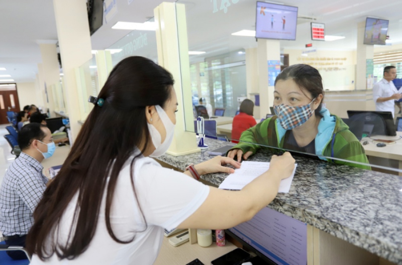 Arrangement of commune-level administrative units of Phu Tho province from January 1, 2025. In the photo, an officer of the Department of Planning and Investment guides the registration process for businesses to resume operations at the Provincial Public Administration Service Center. Photo: phutho.gov.vn