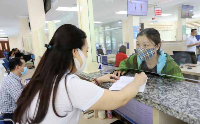 Arrangement of commune-level administrative units of Phu Tho province from January 1, 2025. In the photo, an officer of the Department of Planning and Investment guides the registration process for businesses to resume operations at the Provincial Public Administration Service Center. Photo: phutho.gov.vn