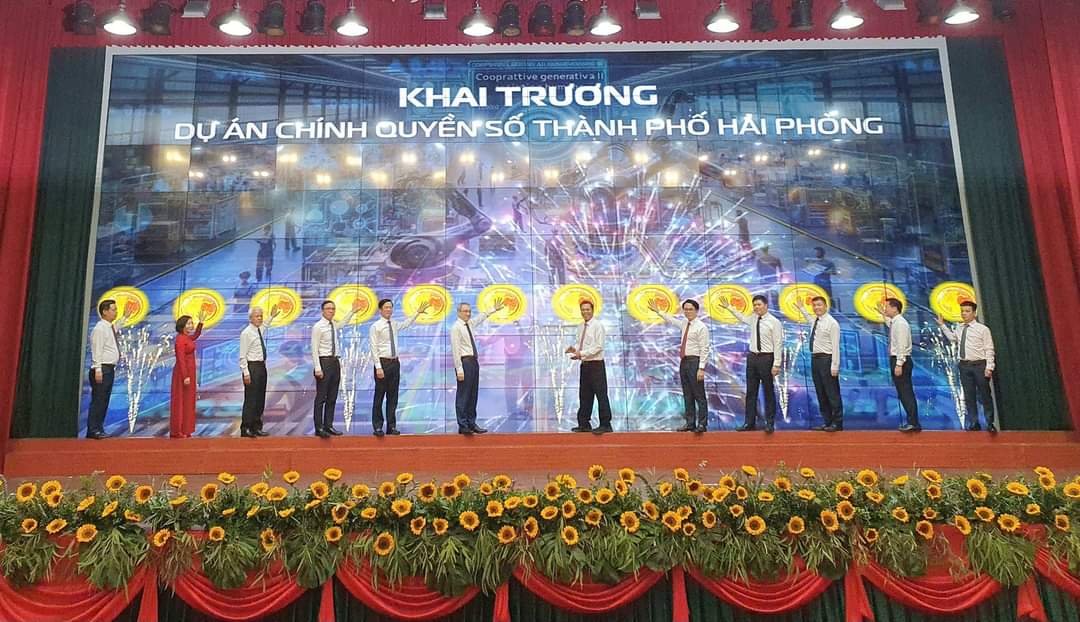 Delegates press the button to launch the Hai Phong City Digital Government Project. Photo: Nguyen Van