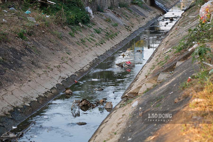 Rác gây quá ô nhiễm môi trường dọc 2 bên kênh.