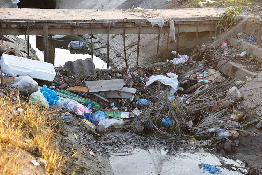 Household waste "attacks" Nam Rom irrigation canal. Photo: Quang Dat