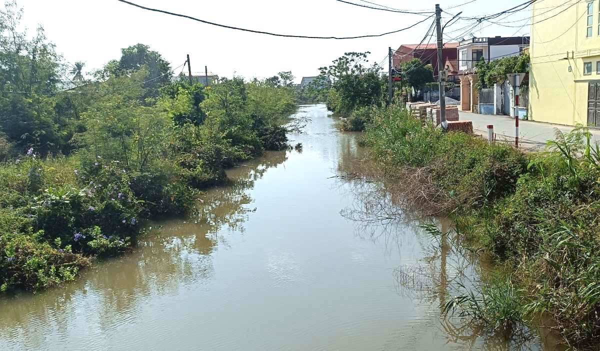 Kênh cống Muối và kênh Đại Phong ở phường Bàng La, quận Đồ Sơn, Hải Phòng đều có tình trạng bị sạt lở, lòng kênh bồi lắng, ô nhiễm. Ảnh: Hoàng Khôi