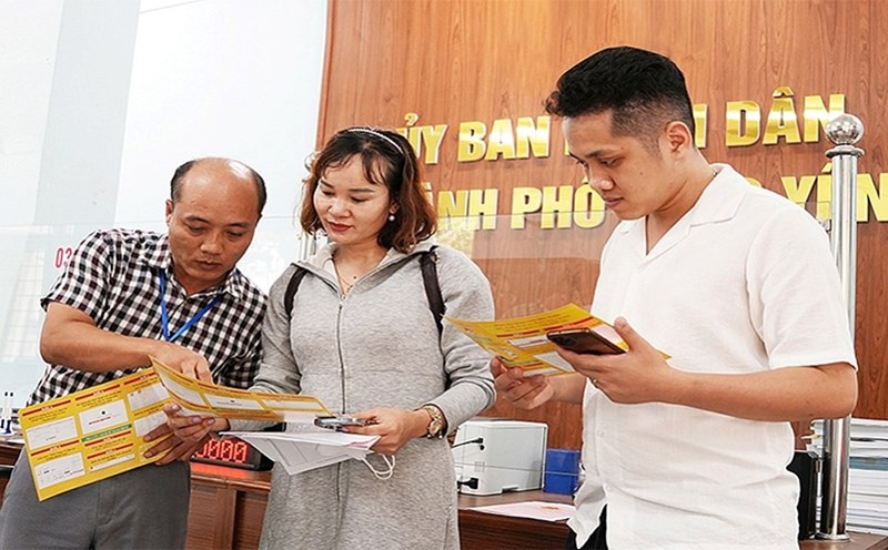 Officials and civil servants of the one-stop shop of Phuc Yen city (Vinh Phuc) guide and handle administrative procedures for people. Photo: Van Nhat