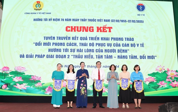 Deputy Minister of Health Nguyen Thi Lien Huong and Chairman of Vietnam Health Trade Union Pham Thanh Binh presented souvenir flags to the teams participating in the final round of the competition. Photo: Vietnam Health Trade Union
