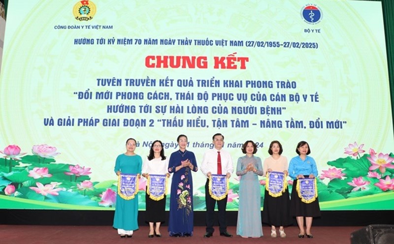 Deputy Minister of Health Nguyen Thi Lien Huong and Chairman of Vietnam Health Trade Union Pham Thanh Binh presented souvenir flags to the teams participating in the final round of the competition. Photo: Vietnam Health Trade Union