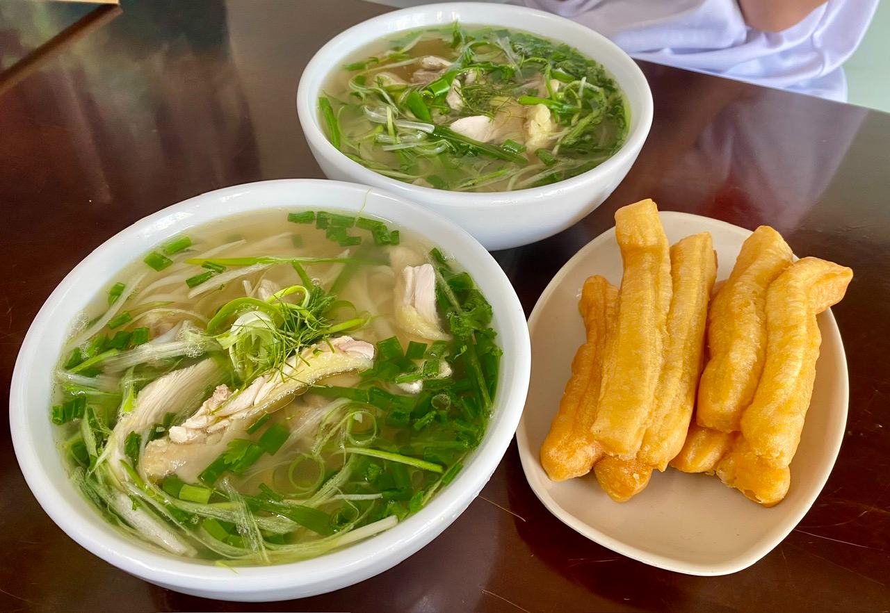 Quán phở gà ta có nước dùng ninh 24 tiếng, ngày bán 60kg phở