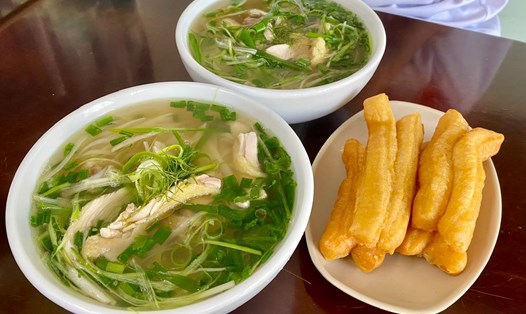 Bát phở gà ta ăn kèm quẩy. Ảnh: Minh Thương