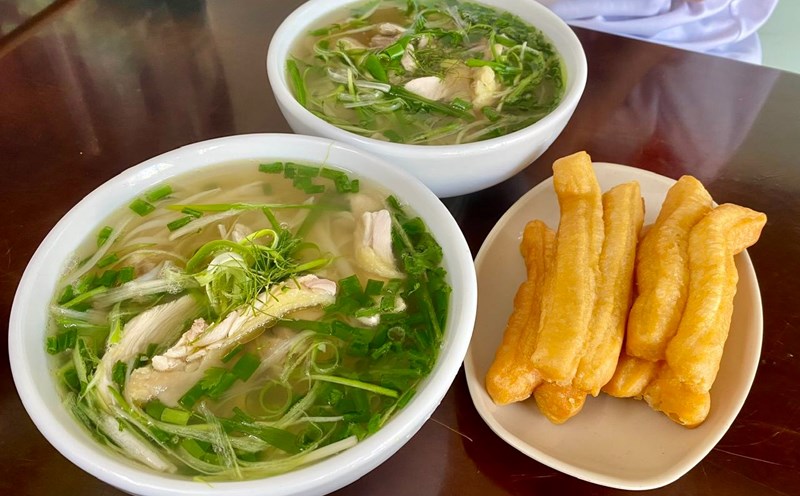 Chicken pho bowl served with fried breadsticks. Photo: Minh Thuong