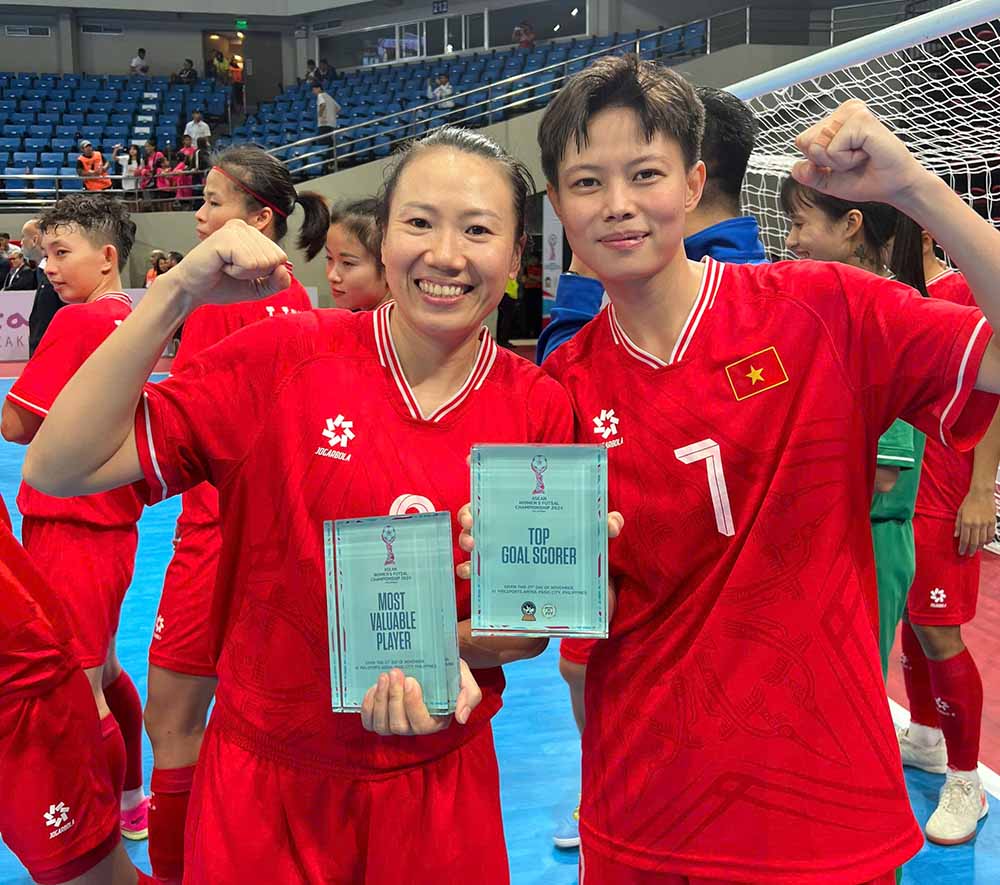 Phương Anh (phải) và Thanh Hằng được vinh danh ở giải futsal Đông Nam Á 2024. Ảnh: VFF