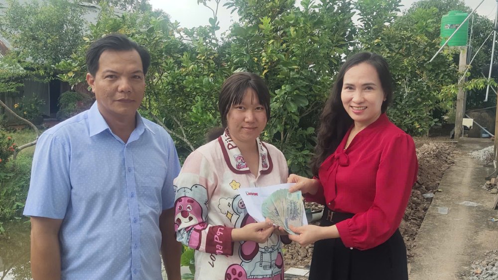 Diem Quyen receives support money from readers of Lao Dong Newspaper. Photo: Xuan Nhi