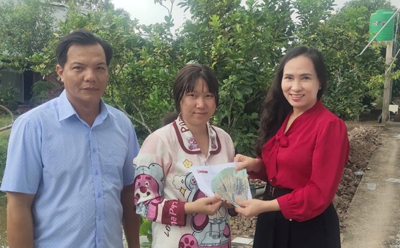 Diem Quyen receives support money from readers of Lao Dong Newspaper. Photo: Xuan Nhi