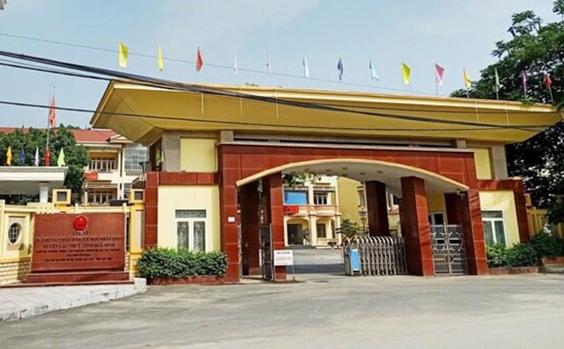 Disciplinary action against two Vice Chairmen of communes in Lac Thuy district, Hoa Binh province. Photo: Viet Linh