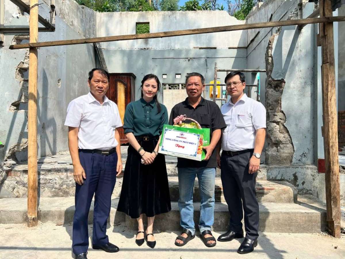 The delegation of the Fatherland Front Committee of Cam Pha, the Fatherland Front Committee of Cua Ong Ward, and Mong Duong Thermal Power Company visited households in difficult circumstances. Photo: Lan Anh