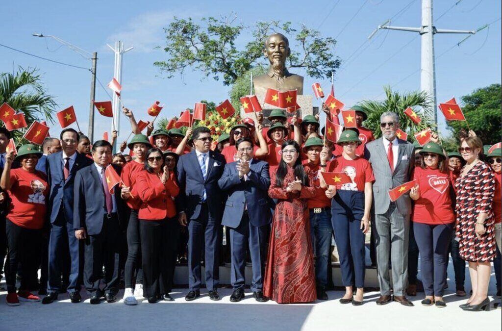 The Prime Minister and his wife attended the inauguration ceremony of the restoration of the Ho Chi Minh Monument in the capital city of Santo Domingo, Dominican Republic. Photo: VGP