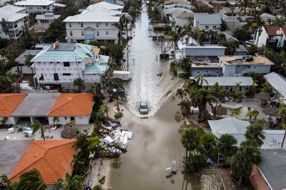 Con pho ngap lut sau con bao Milton o Siesta Key, Florida, My, ngay 10.10.2024. Anh: AFP