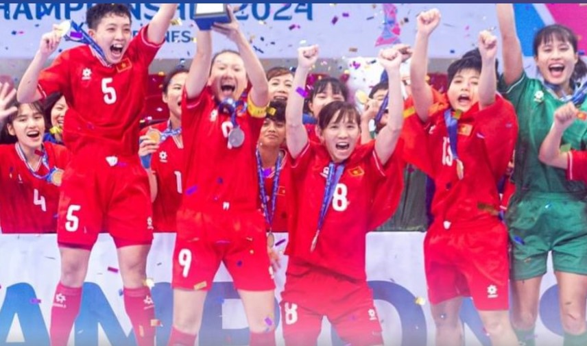 Thuy Trang (so 8) vo dich giai Dong Nam A 2024 cung tuyen futsal nu Viet Nam. Anh: VFF