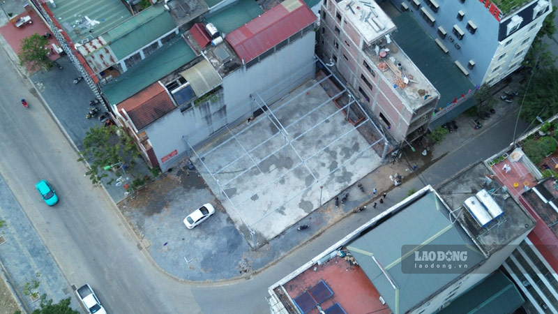 Construction of a pickleball court on the banks of the Red River (Lao Cai) has stopped after complaints. Photo: Dinh Dai