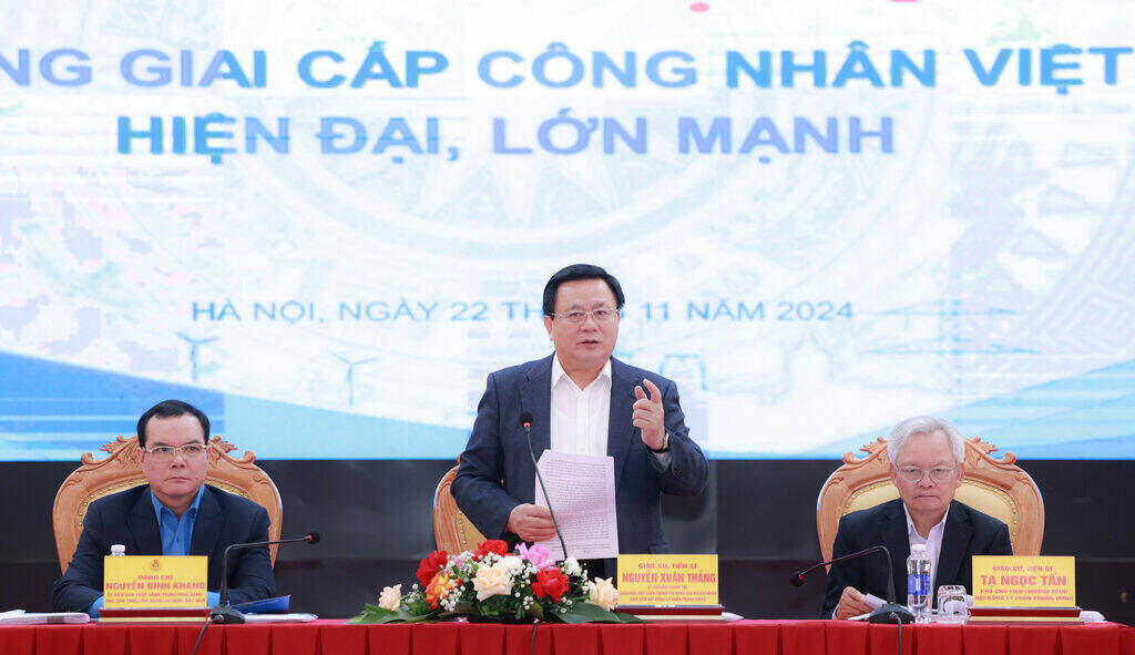 Prof. Dr. Nguyen Xuan Thang - Politburo member, Director of the Ho Chi Minh National Academy of Politics, Chairman of the Central Theoretical Council spoke at the National Scientific Conference "Building a modern and strong Vietnamese working class". Photo: Hai Nguyen