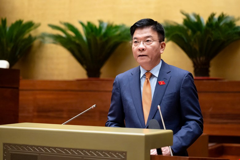 Deputy Prime Minister Le Thanh Long presents a report on the draft Law on Corporate Income Tax (amended). Photo: Pham Dong