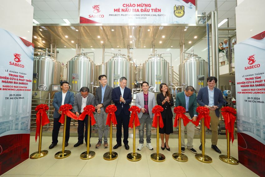 SABECO's Board of Directors and contractor representatives cut the ribbon to inaugurate the SABECO Beer Research & Development Center (SABECO SRC). Photo: SABECO