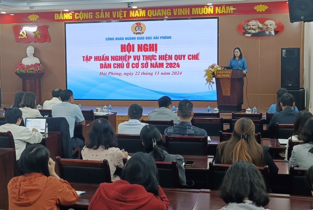 More than 100 union officials of Hai Phong Education sector attended the training course. Photo: Mai Dung