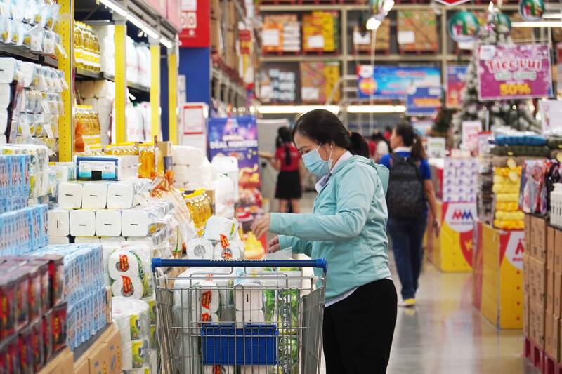 Supermarkets launch a series of promotional programs for many product lines. Photo: Ngoc Le