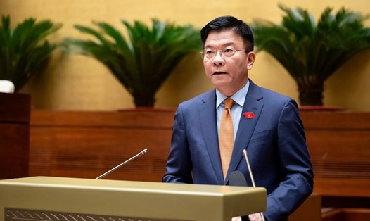 Phó Thủ tướng Chính phủ Lê Thành Long trình bày Tờ trình về dự án Luật Thuế tiêu thụ đặc biệt (sửa đổi). Ảnh: Quốc hội