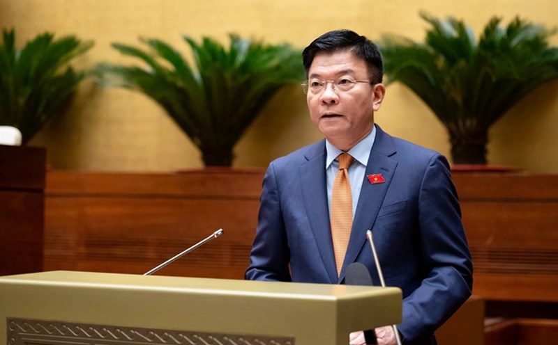 Deputy Prime Minister Le Thanh Long presents the Proposal on the draft Law on Special Consumption Tax (amended). Photo: National Assembly