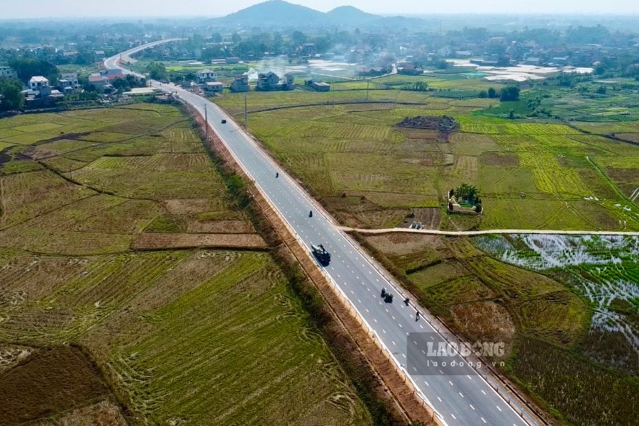 The section of the trillion-dollar project connecting Hoa Son Bridge (Pho Yen City) has opened to traffic, completed ahead of schedule. Photo: Viet Bac.
