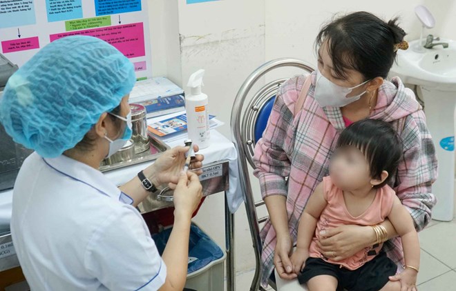 Tiem vaccine phong chong dich soi cho tre. Anh: Thanh Chan