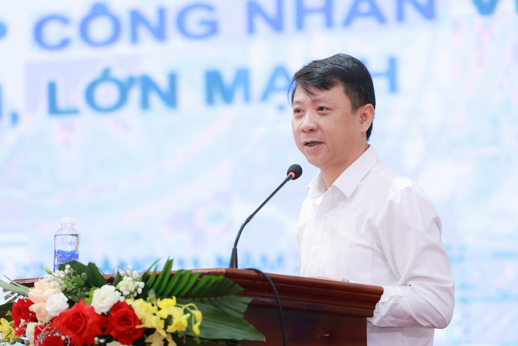 PGS, TS. Nguyễn Ngọc Hà - Phó Tổng biên tập Tạp chí Cộng sản tham luận tại Hội thảo. Ảnh: Hải Nguyễn