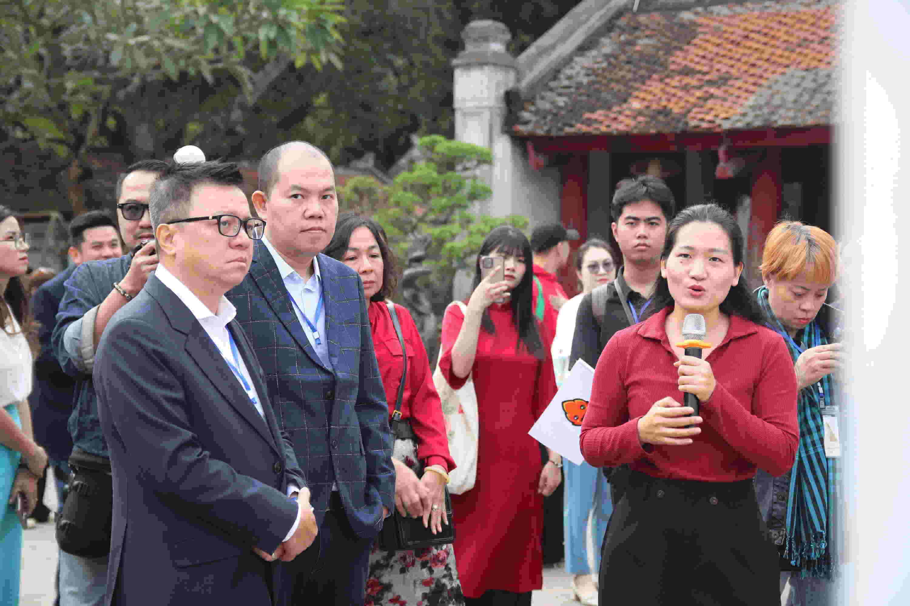 Cac dai bieu tham du trien lam. Ảnh: Hoang Xuyen