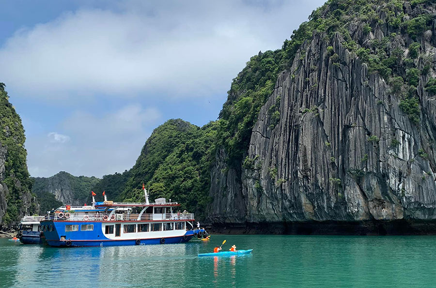 Cheo kayak la trai nghiem nhieu khach du lich yeu thich o vinh Lan Ha, Hai Phong. Anh: Duc Anh