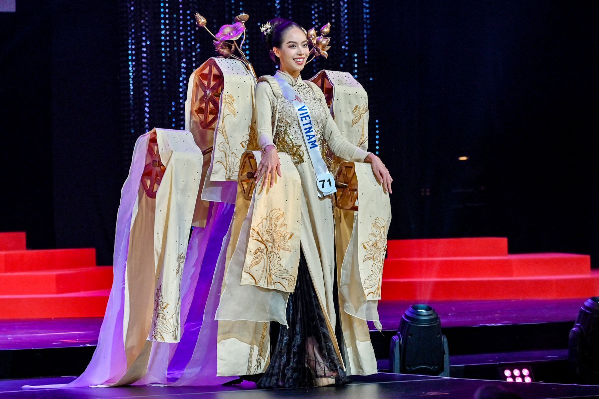 Hoa hau Thanh Thuy trinh dien bo trang phuc dan toc Lua nang Sen tai phan thi National Costume cua cuoc thi Hoa hau Quoc te 2024 o Nhat Ban. Anh: AFP