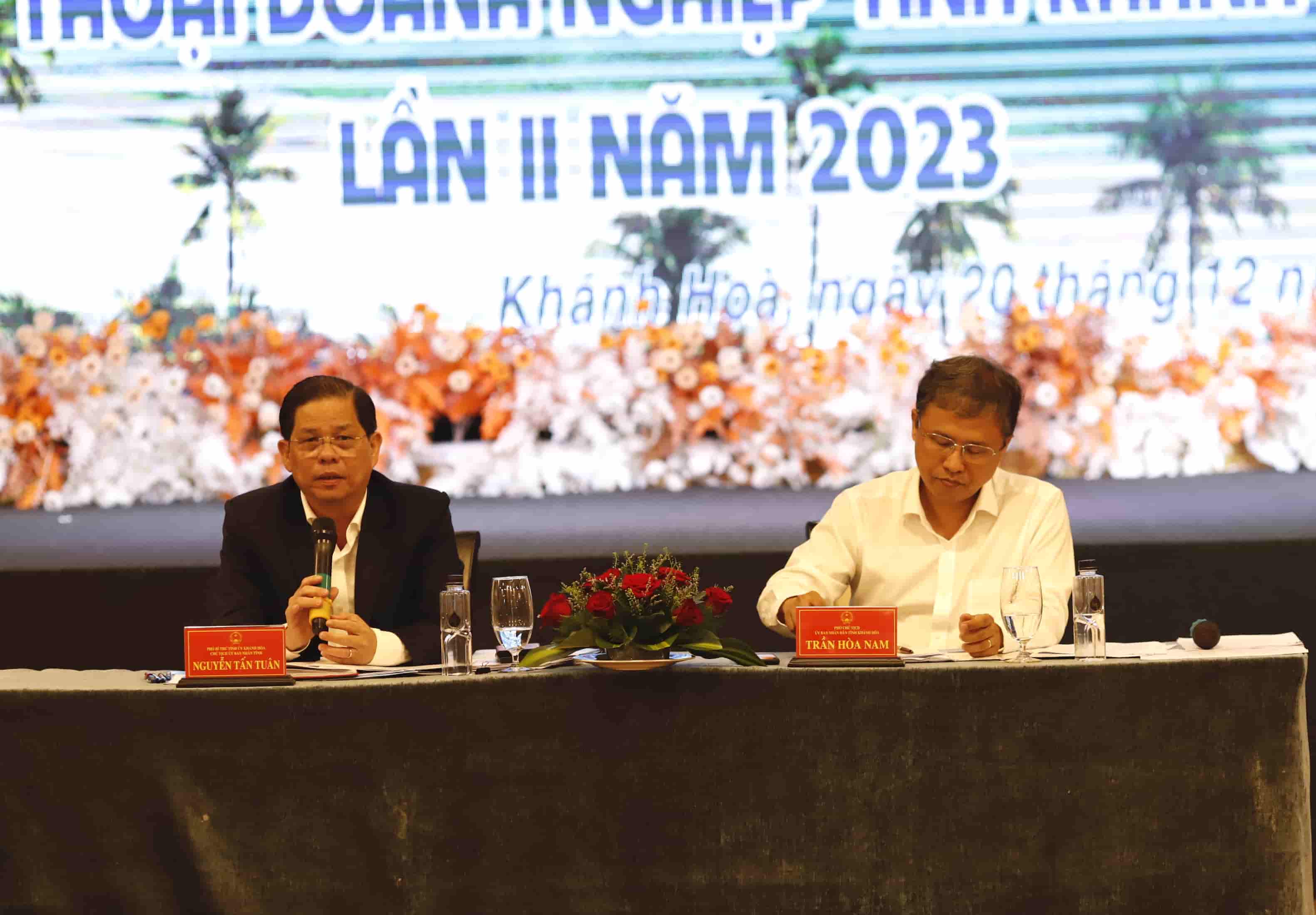 Every year, Khanh Hoa province leaders regularly organize dialogues with local businesses. Photo: Huu Long