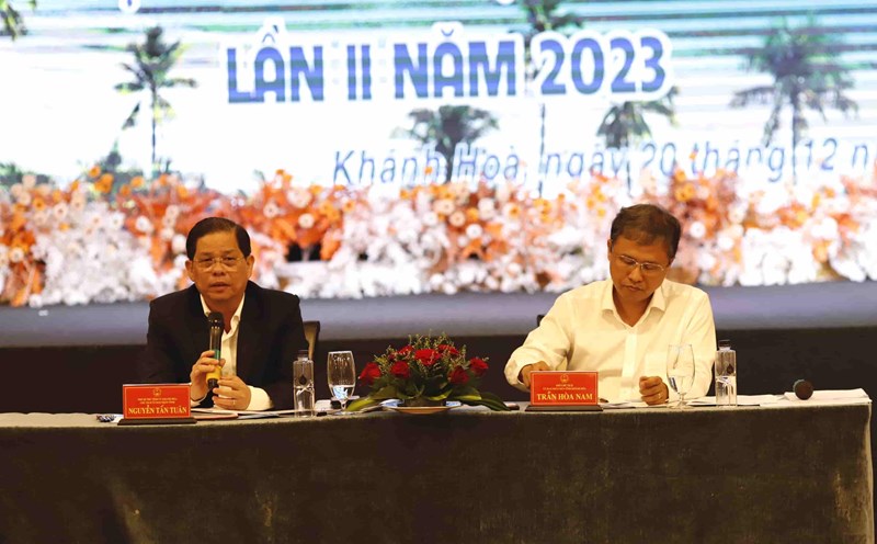 Every year, Khanh Hoa province leaders regularly organize dialogues with local businesses. Photo: Huu Long